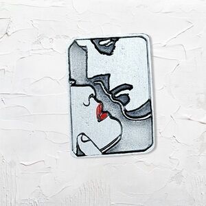 6380. Pewtertone Kiss Brooch